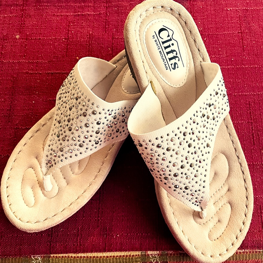NEW! 8.5 Women’s thong sandals, 1” heel. SALE!!!! - Picture 2 of 7